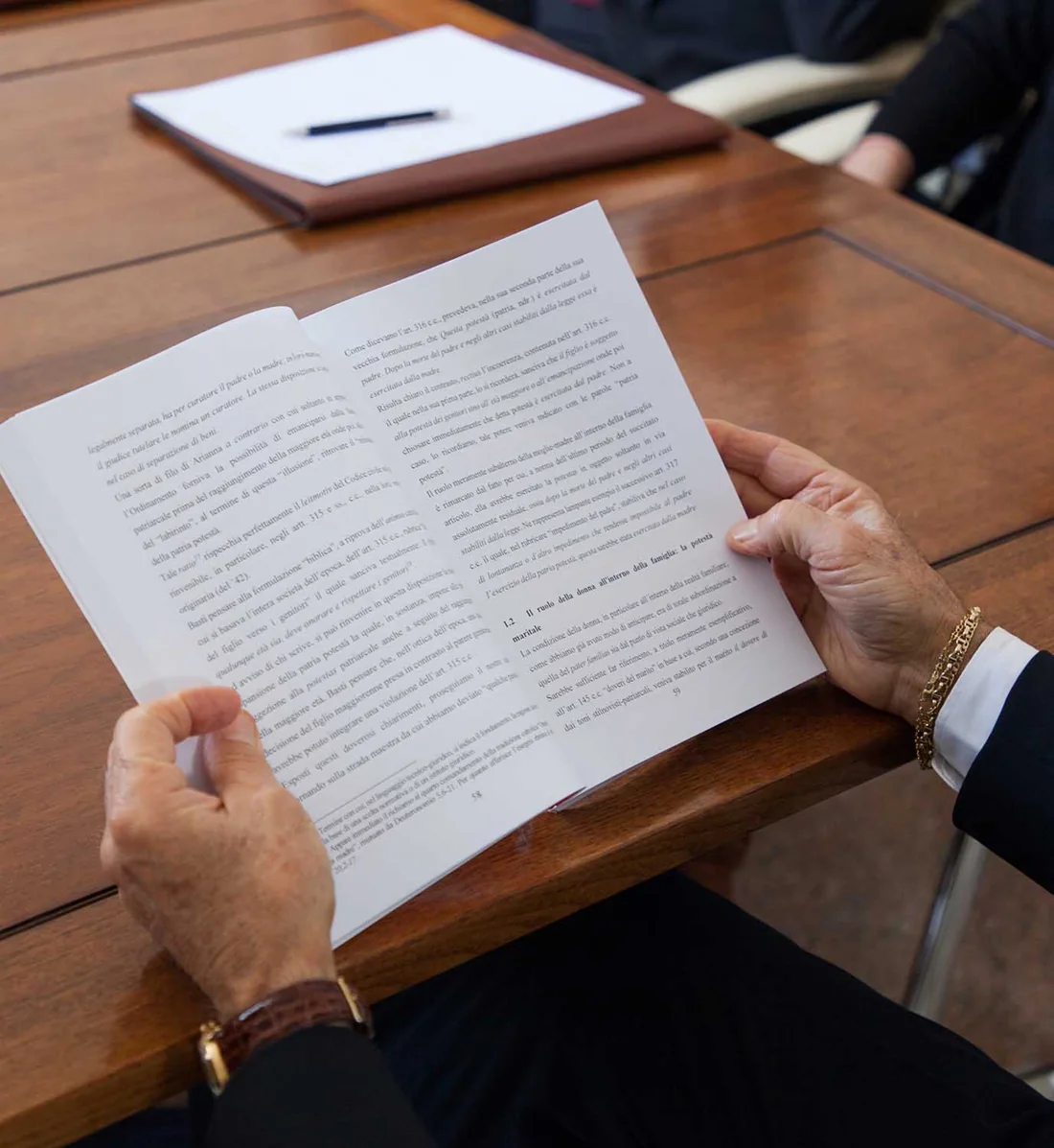 Esame di un documento, fotografia d’archivio