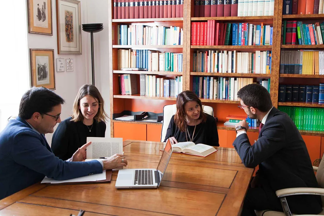 Riunione di lavoro nello Studio, fotografia d’archivio