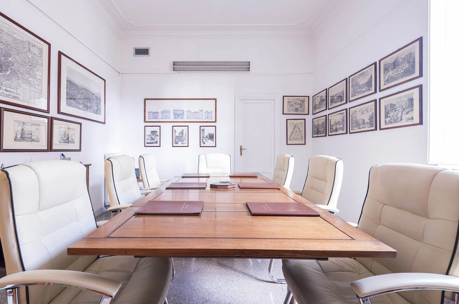 La sala riunioni dello Studio de Belvis, fotografia d’archivio